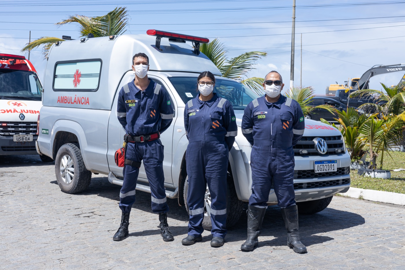 Equipe do SEG Emergência ao lado de uma ambulância