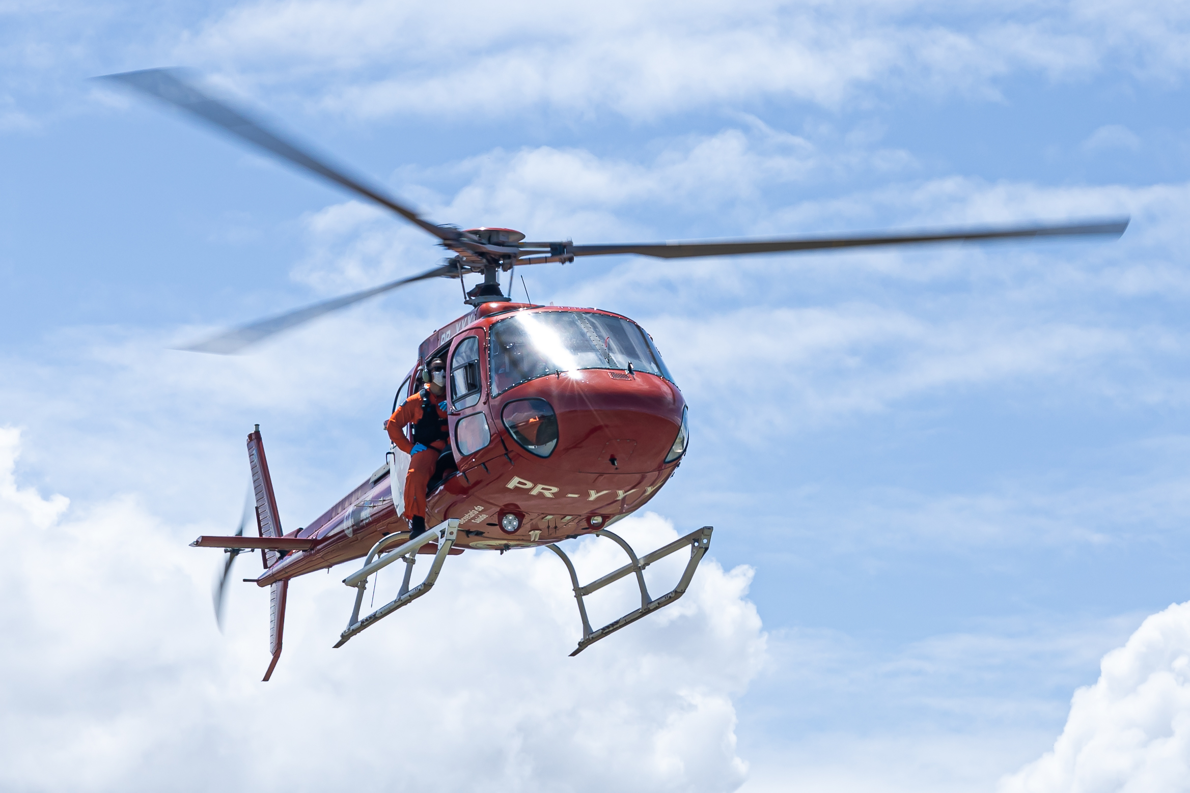 Helicóptero vermelho de operação emergencial industrial